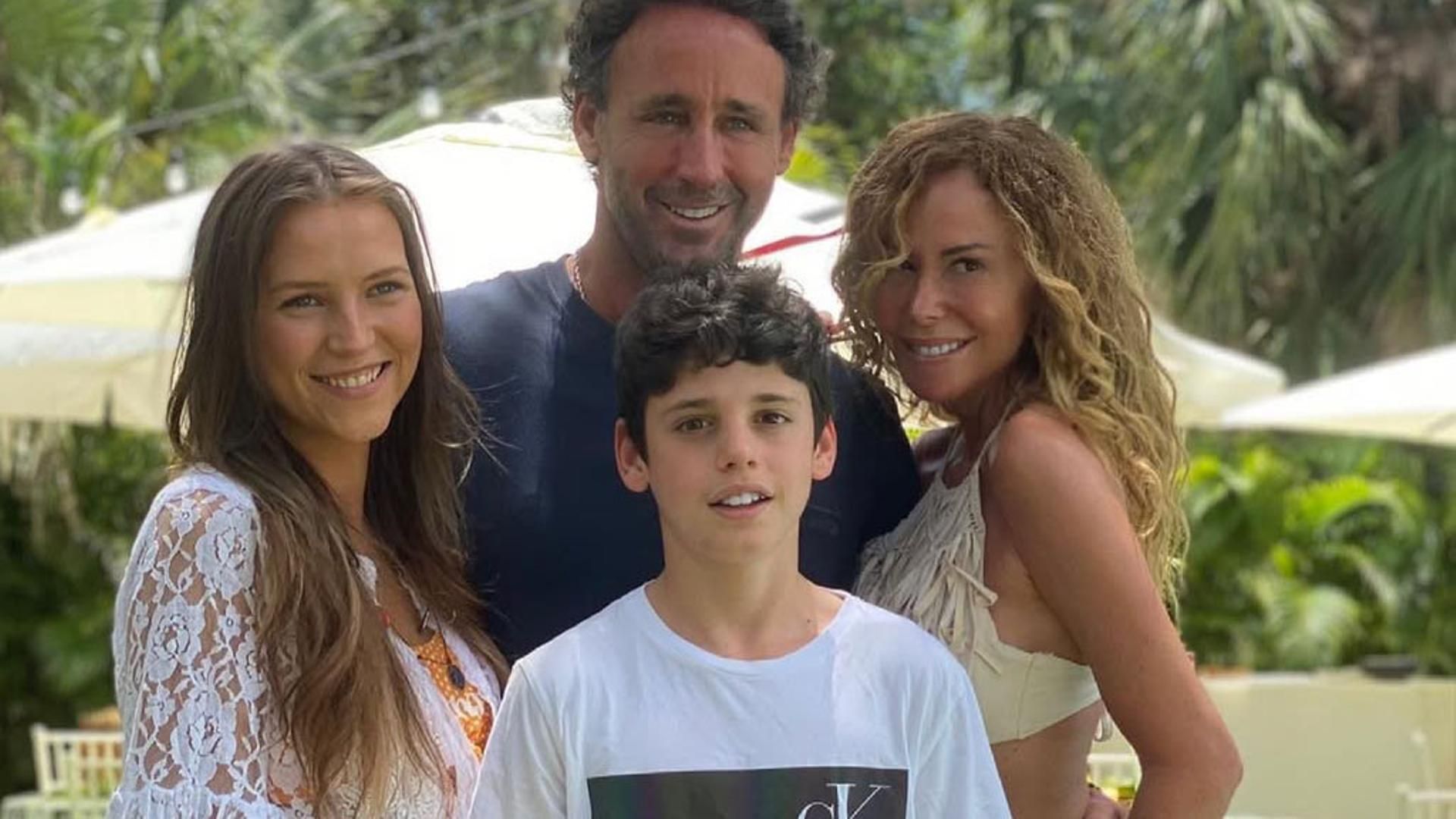 Lara Dibildos, Álvaro Muñoz Escassi y sus dos hijos Lara Dibildos, Álvaro Muñoz Escassi y sus dos hijos