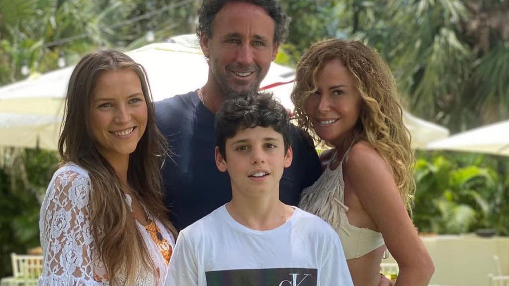 Lara Dibildos, Álvaro Muñoz Escassi y sus dos hijos