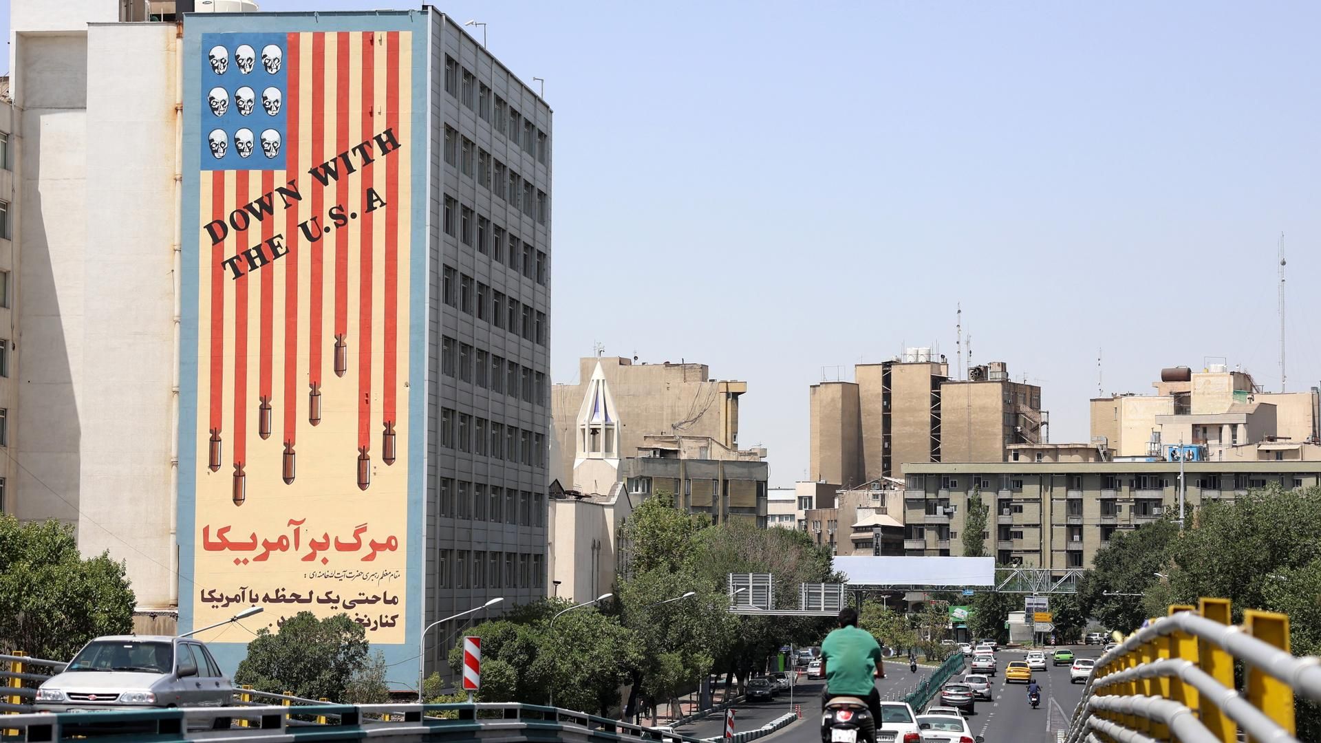 Mural antiestadounidense en Teherán tras los ataques estadounidenses contra Irán