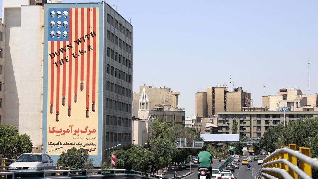Mural antiestadounidense en Teherán tras los ataques estadounidenses contra Irán