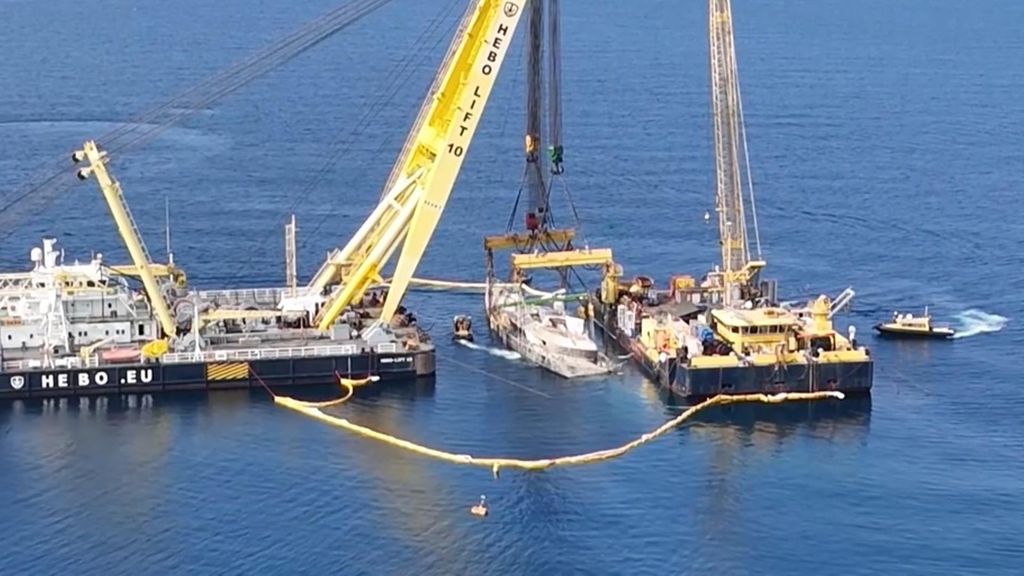 Reflotan el yate en el que murió Mike Lynch tras naufragar en aguas de Sicilia