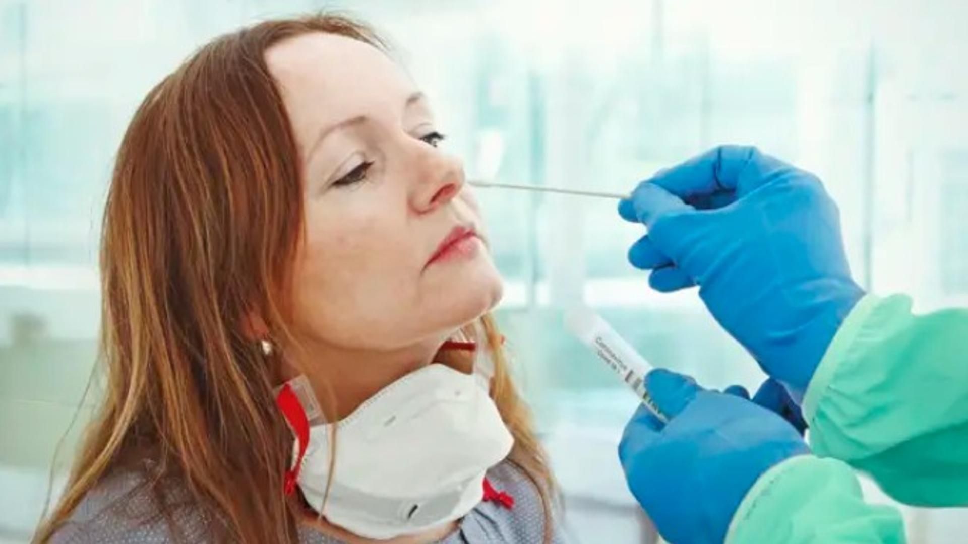 Un síntoma, que se repite tres veces en 24 horas, puede alertarnos de una variante del covid