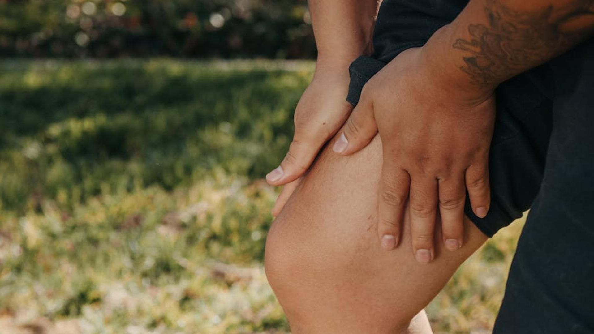 Una persona tocándose la rodilla