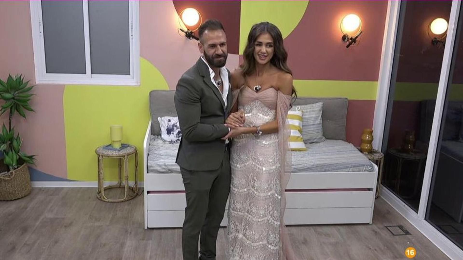 Maica alucina al ver que su hermano está escondido en el vecindario