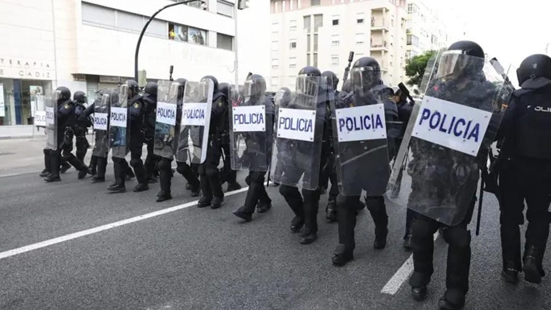 Agentes de la Policía en la avenida principal de Cádiz el día 19 en la segunda jornada de la huelga de metal.
