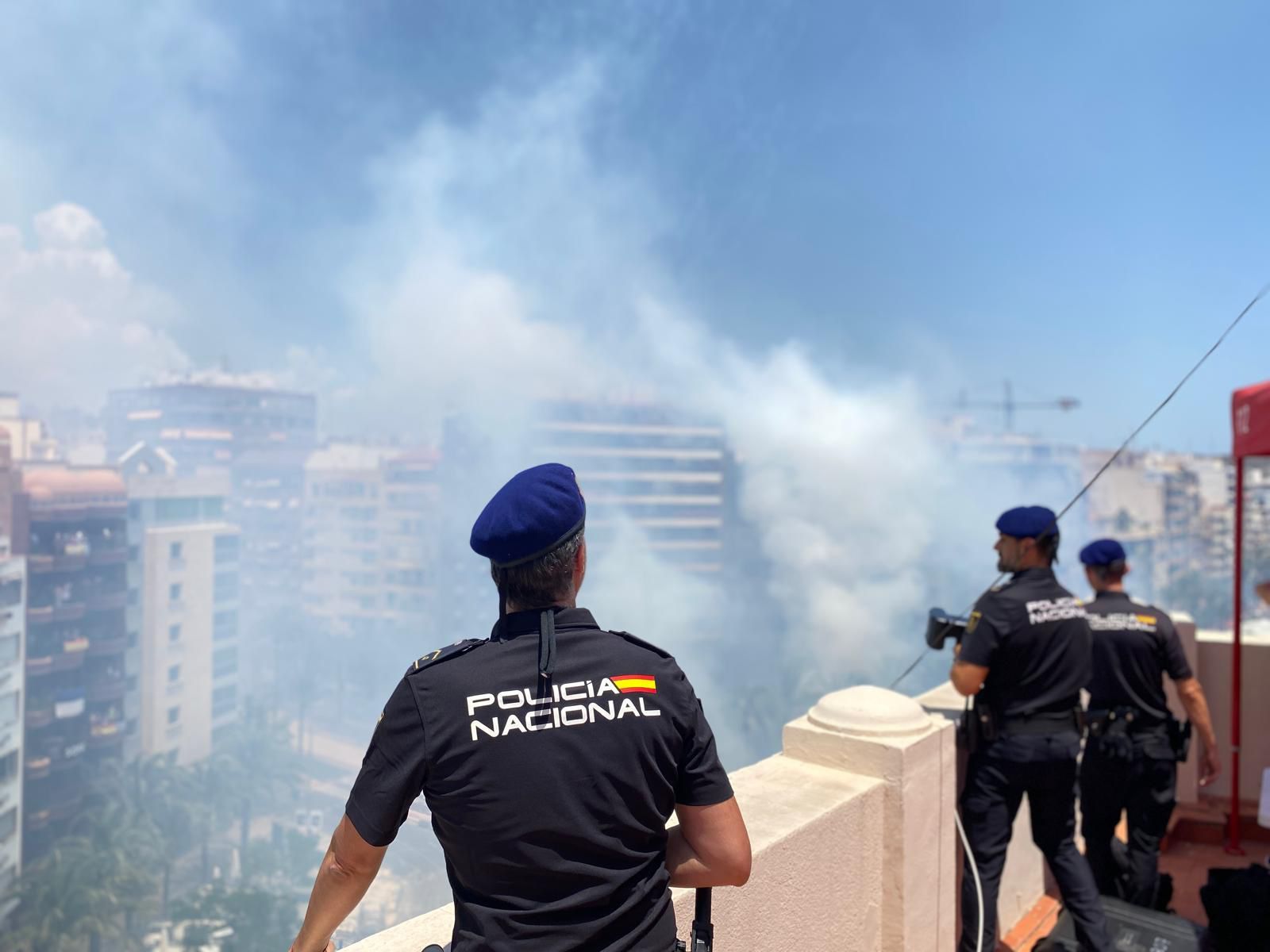 Agentes de la Unidad Aérea controlan el espacio aéreo durante la mascletà