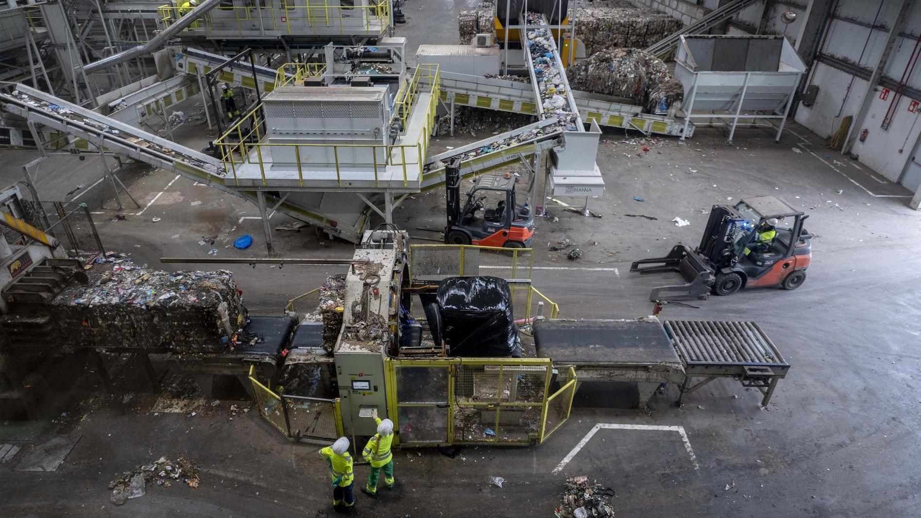 Archivo - Dos técnicos trabajan en la plataforma de separación de la planta de tratamiento de basura 'La Campiña', a 20 de octubre de 2022, en Loeches, Madrid (España)