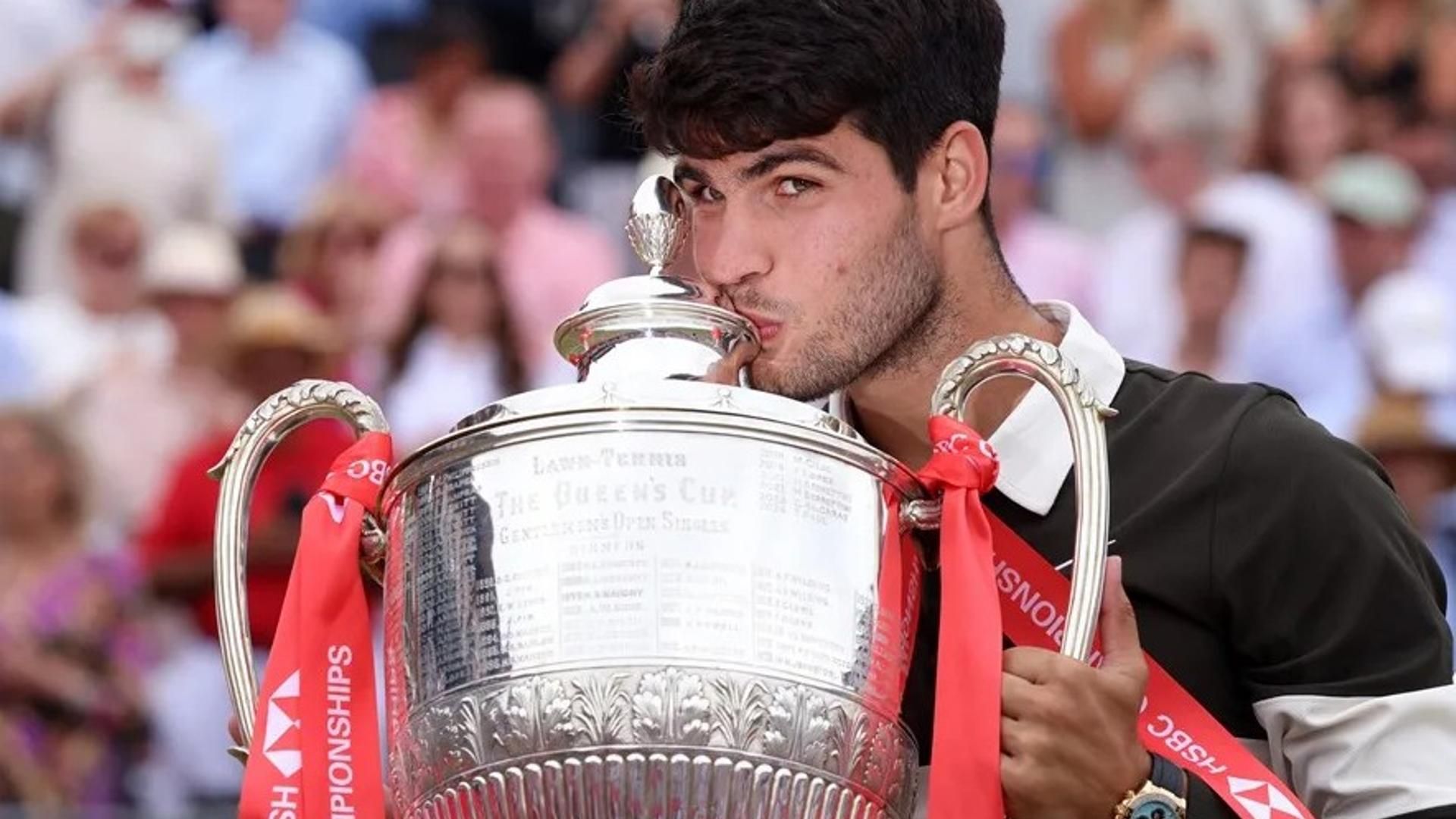 Carlos Alcaraz doblega a Jiri Lehecka y conquista de nuevo el torneo de Queen's