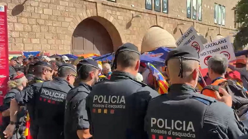 Decenas de independentistas se manifiestan contra la visita de los reyes a Montserrat