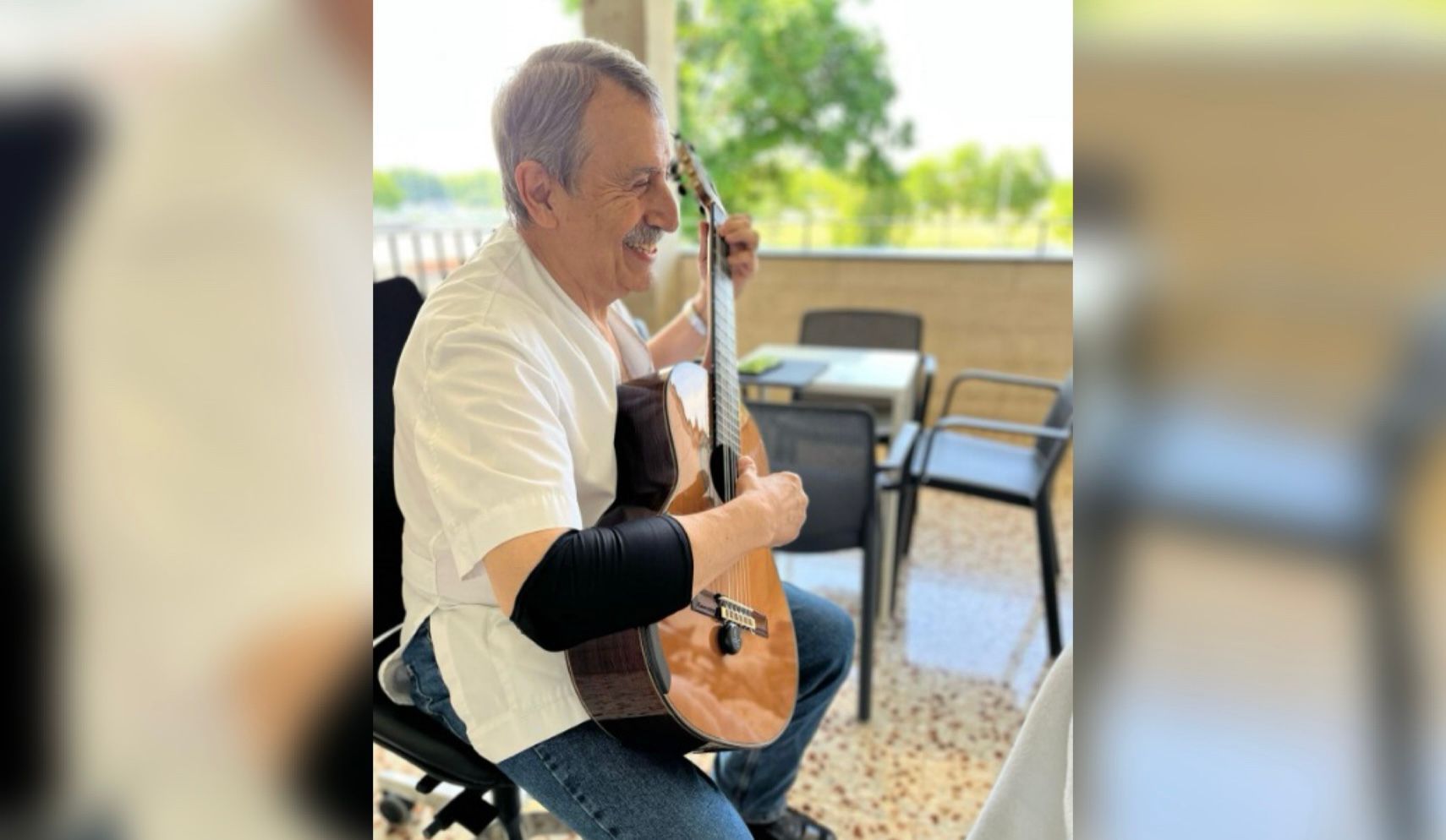 El dr. Mendoza con la guitarra