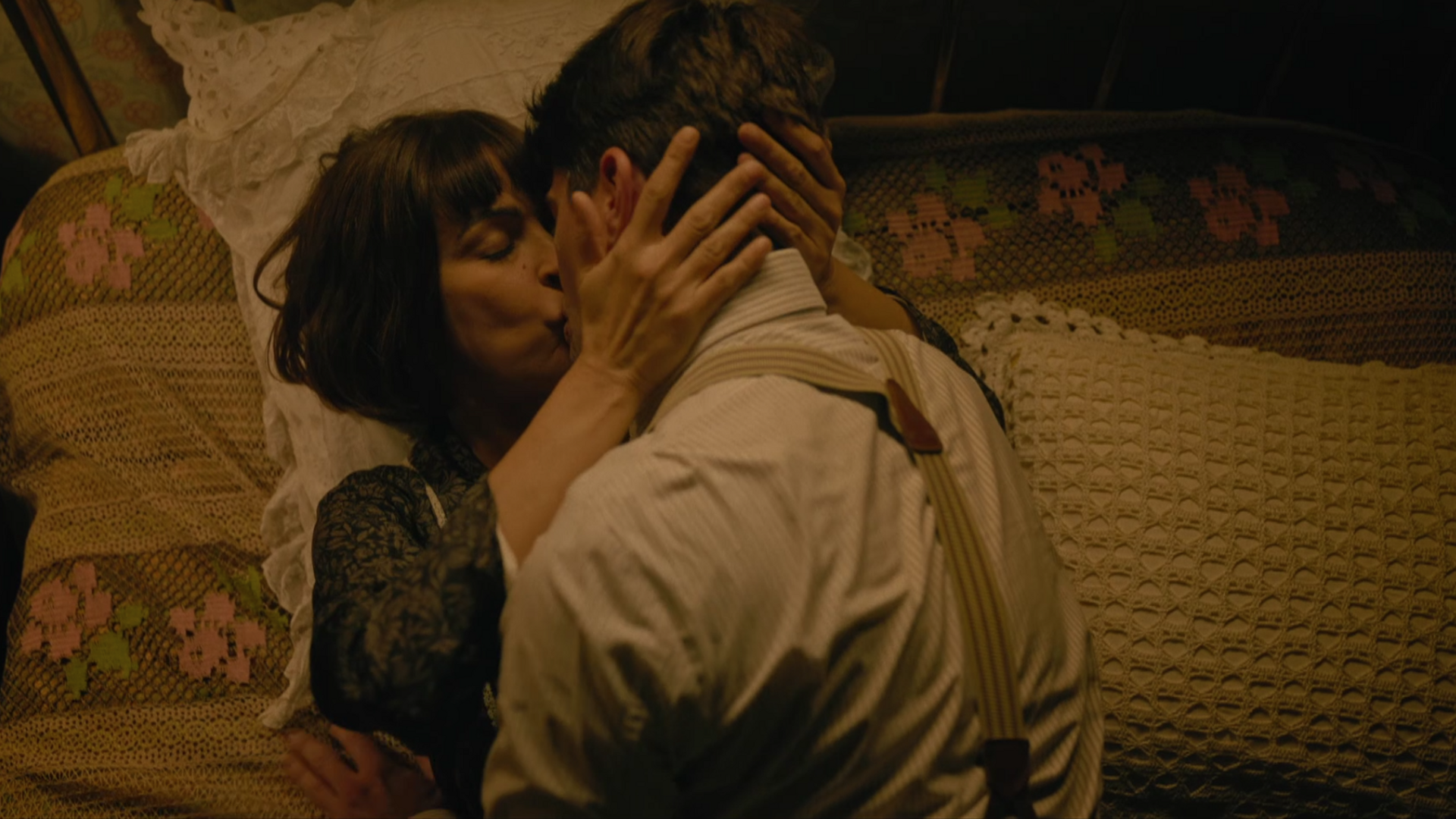 Elena esconde a Julio en su casa y terminan pasando la noche juntos