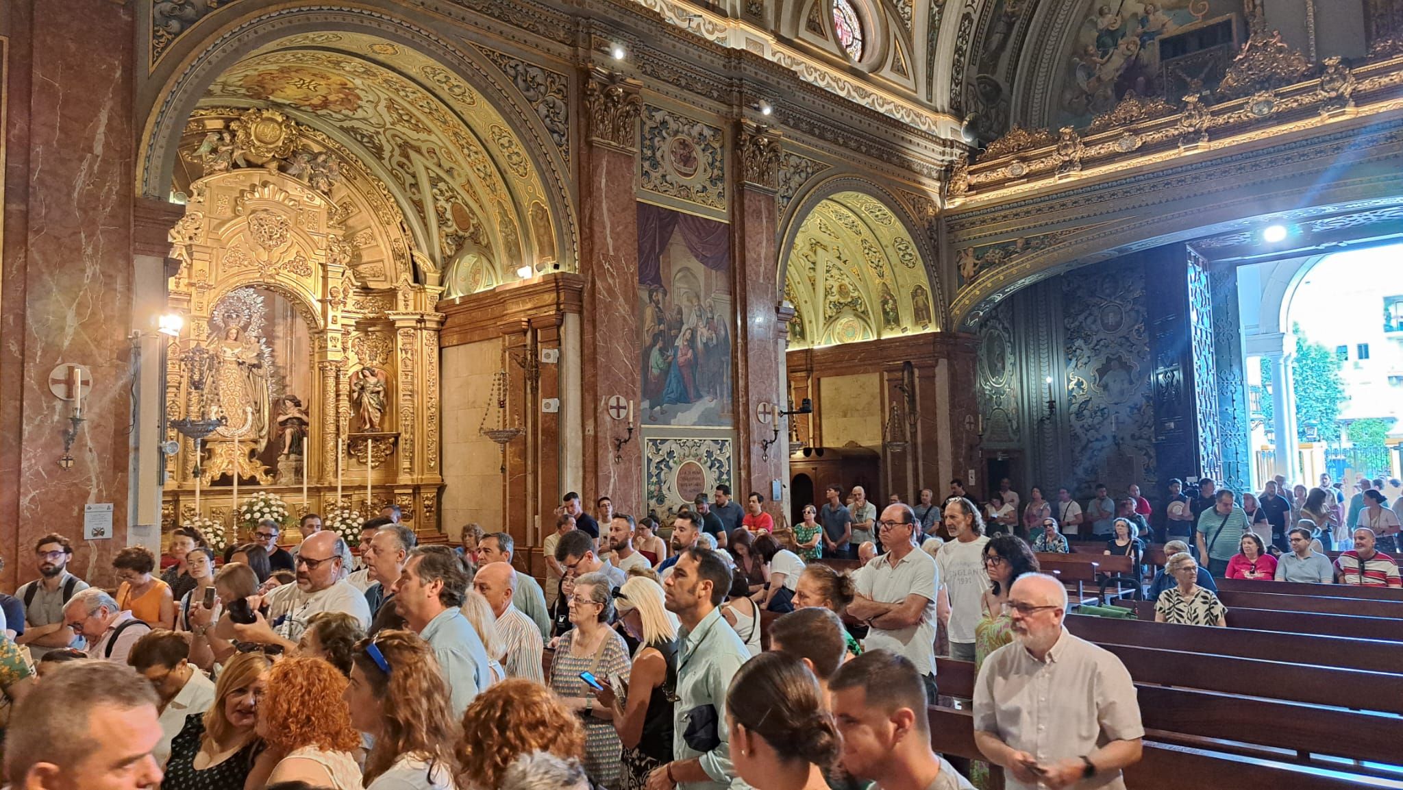 Fieles hacen cola en el interior de la Basílica para ver a la Eseranza Macarena