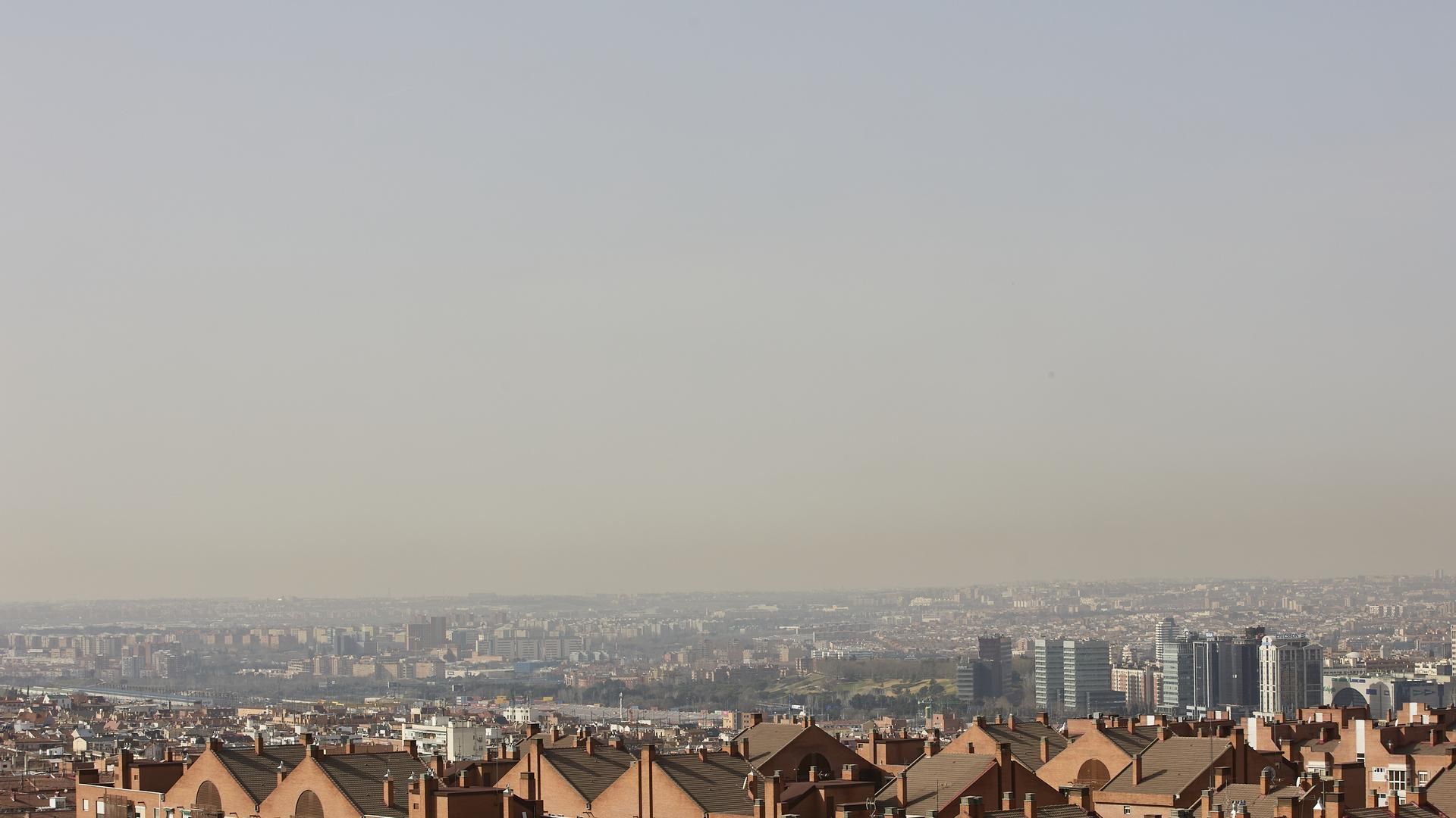 Imagen de archivo de la ciudad de Madrid con niveles altos de contaminación