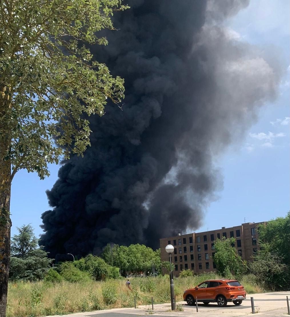 La columna de humo obligó a confinar durante horas a vecinos de las zonas más próximas
