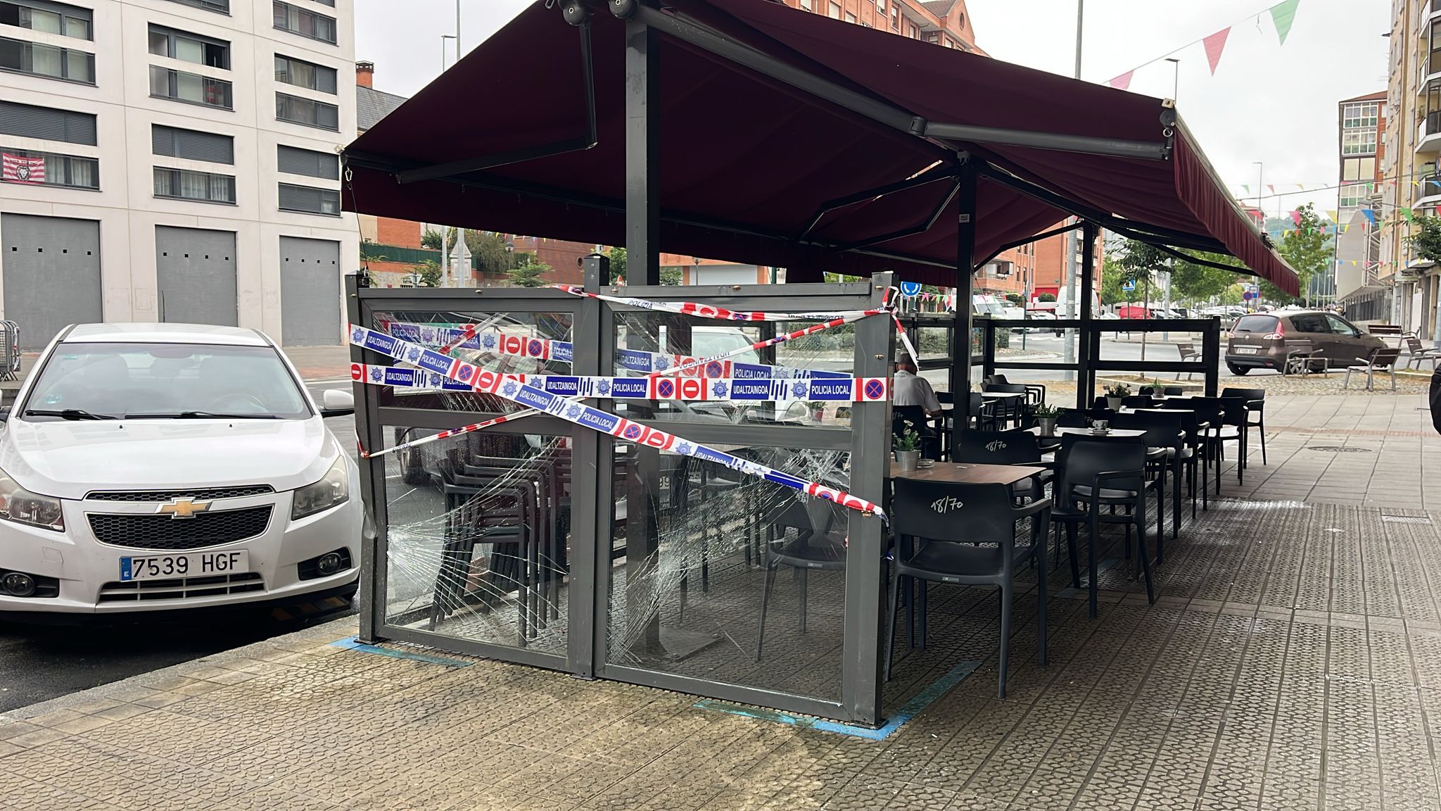 La cristalera rota de la terraza del Bar Rioja junto a la que estaban los espectadores arrollados