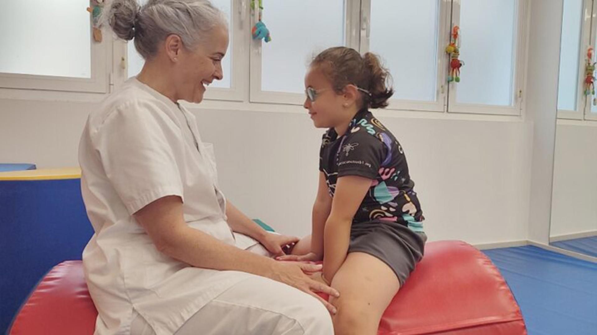 Las fisioterapeutas pediátricas Irma García y Elena Tampán participan en las evaluaciones clínicas junto a especialistas de la Universidad de Oxford