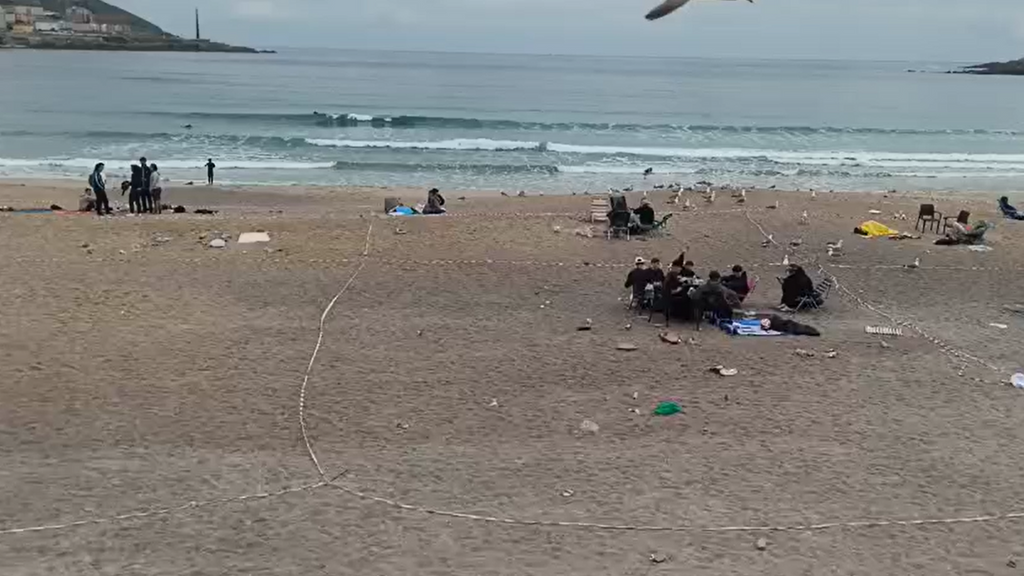 Las playas de A Coruña amanecen llenas de jóvenes que ya esperan la noche de San Juan