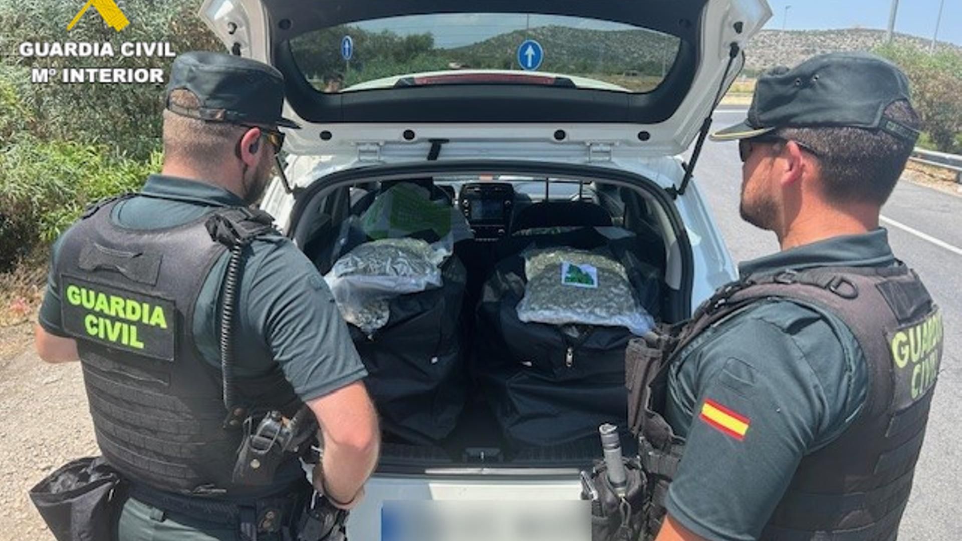 Los agentes localizaron la marihuana en el maletero del vehículo