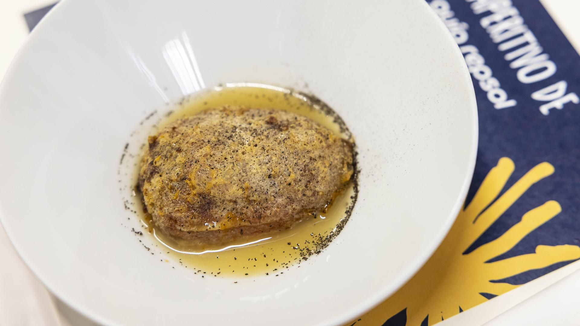 Los pimientos rellenos de carne madura, manitas y repollo