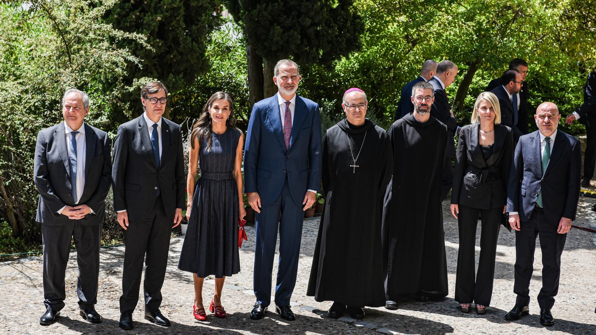 Los reyes Felipe y Letizia acompanados del President de la Generalitat, Salvador Illa