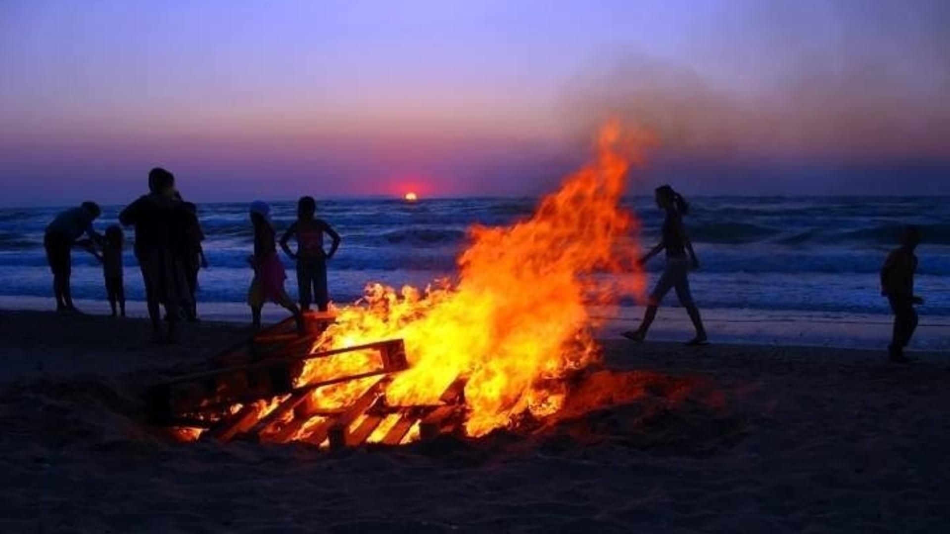 Los rituales para la noche de San Juan 2025: desde saltar las hogueras hasta baños de sal y hierbas
