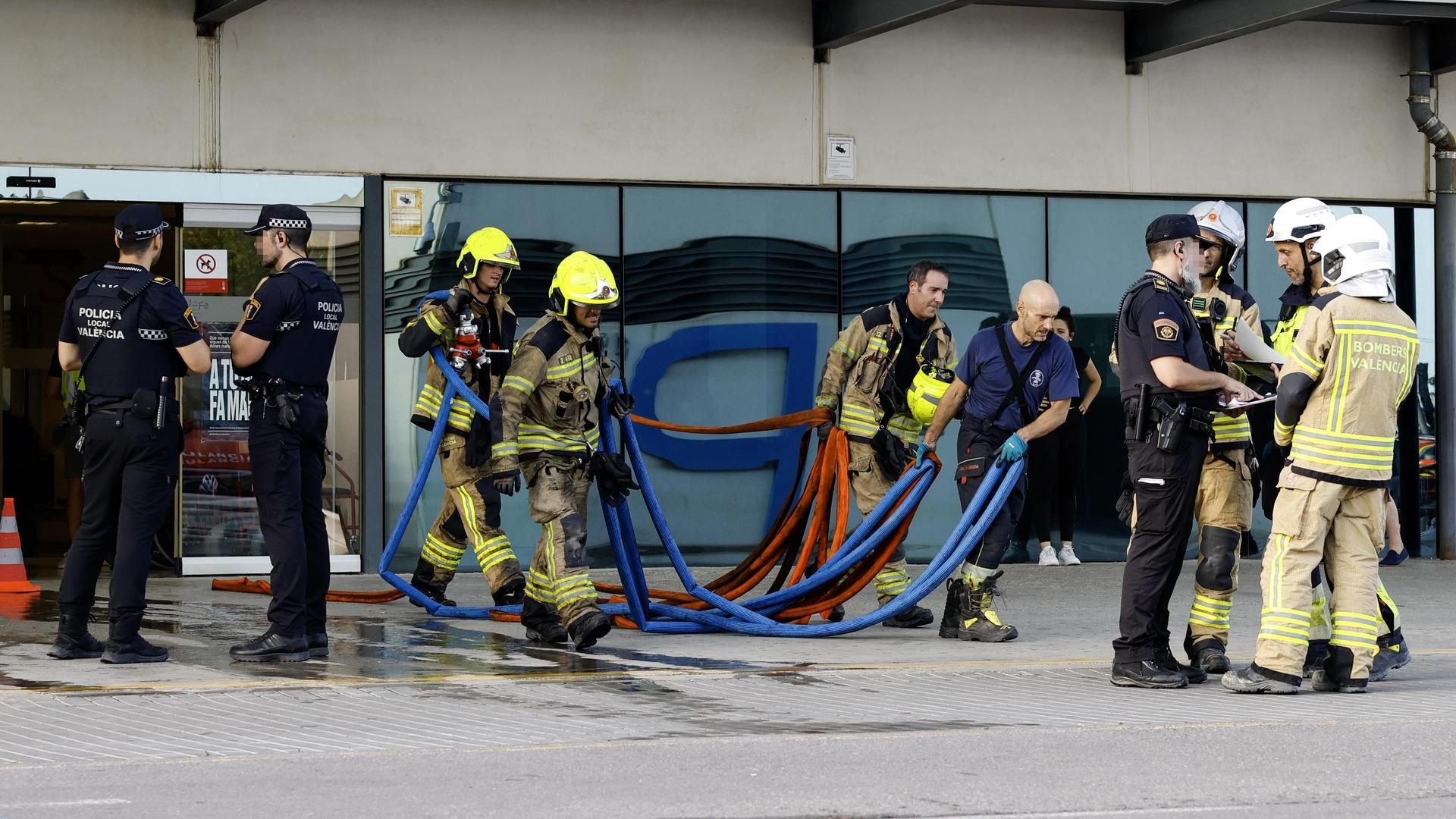 Muere una paciente en un incendio en el Hospital La Fe de Valencia presuntamente provocado: un hombre, detenido como sospechoso