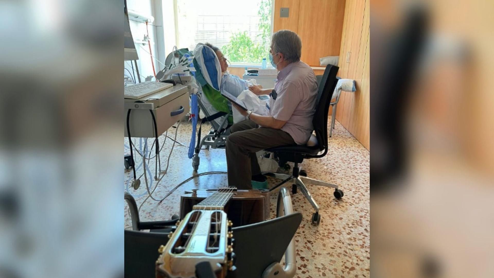 Paciente en la unidad de semicríticos realizando una sesión de musicoterapia