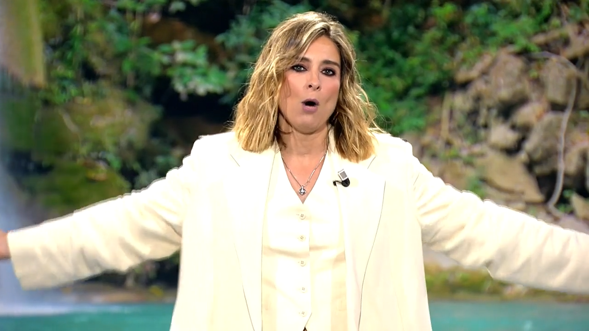 Sandra Barneda apuesta por un conjunto en tonos beige