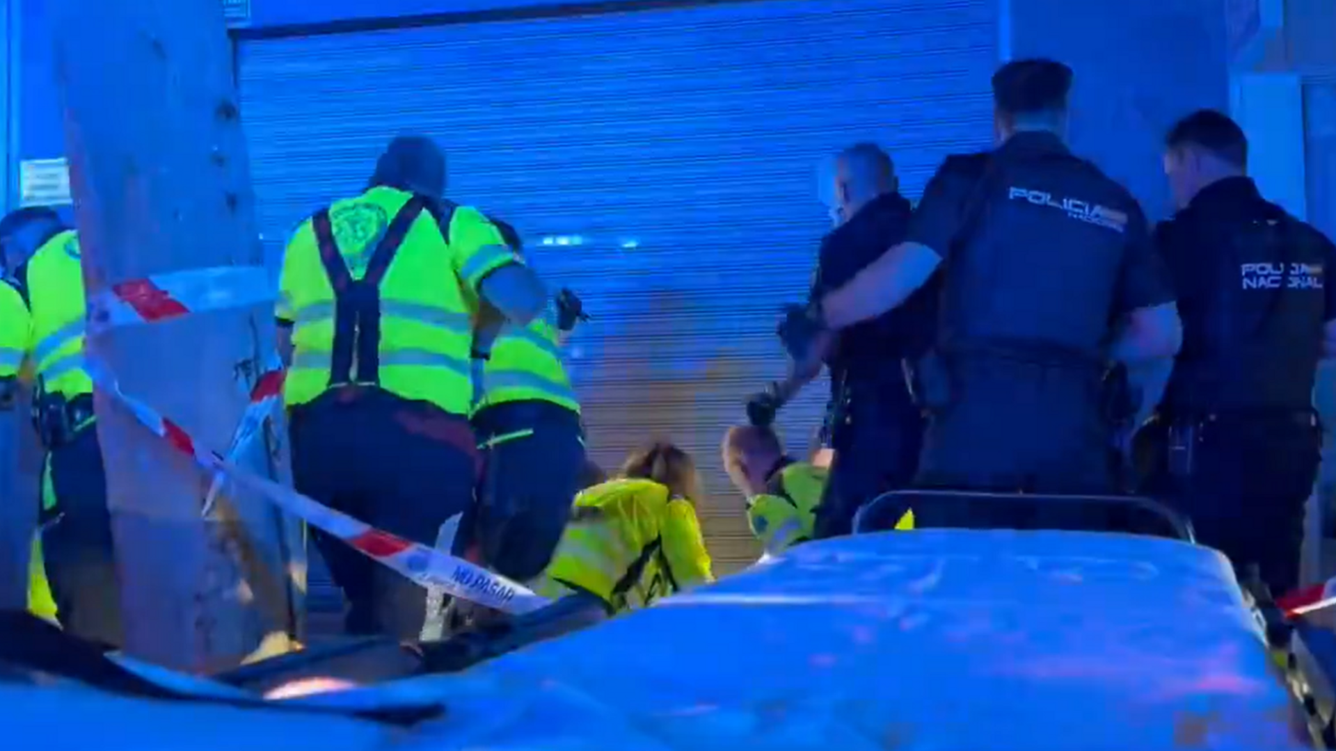 Sanitarios y agentes atienden a un herido por arma blanca