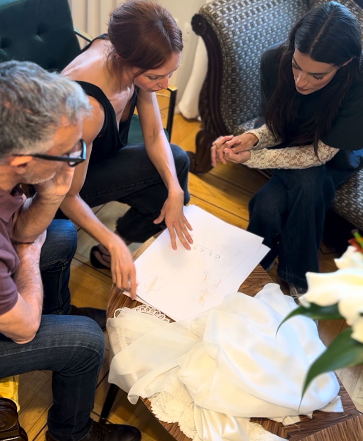 Susana Molina eligiendo junto a Beatriz Claro y el resto de equipo de Claro Couture el diseño de su vestido