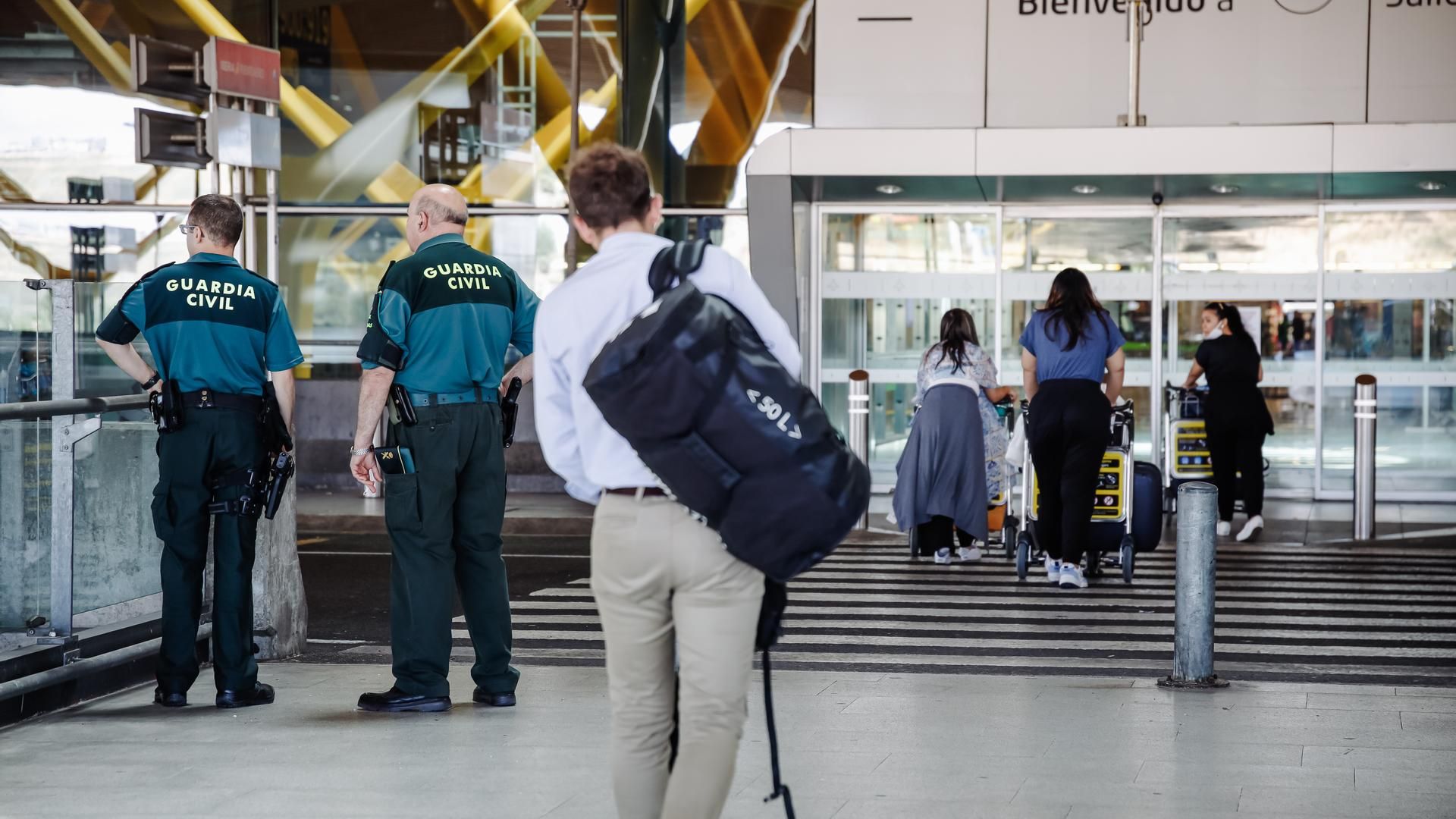 Tres detenidas por robar perfumes valorados en 12.000 euros en el aeropuerto de Adolfo Suárez Madrid-Barajas