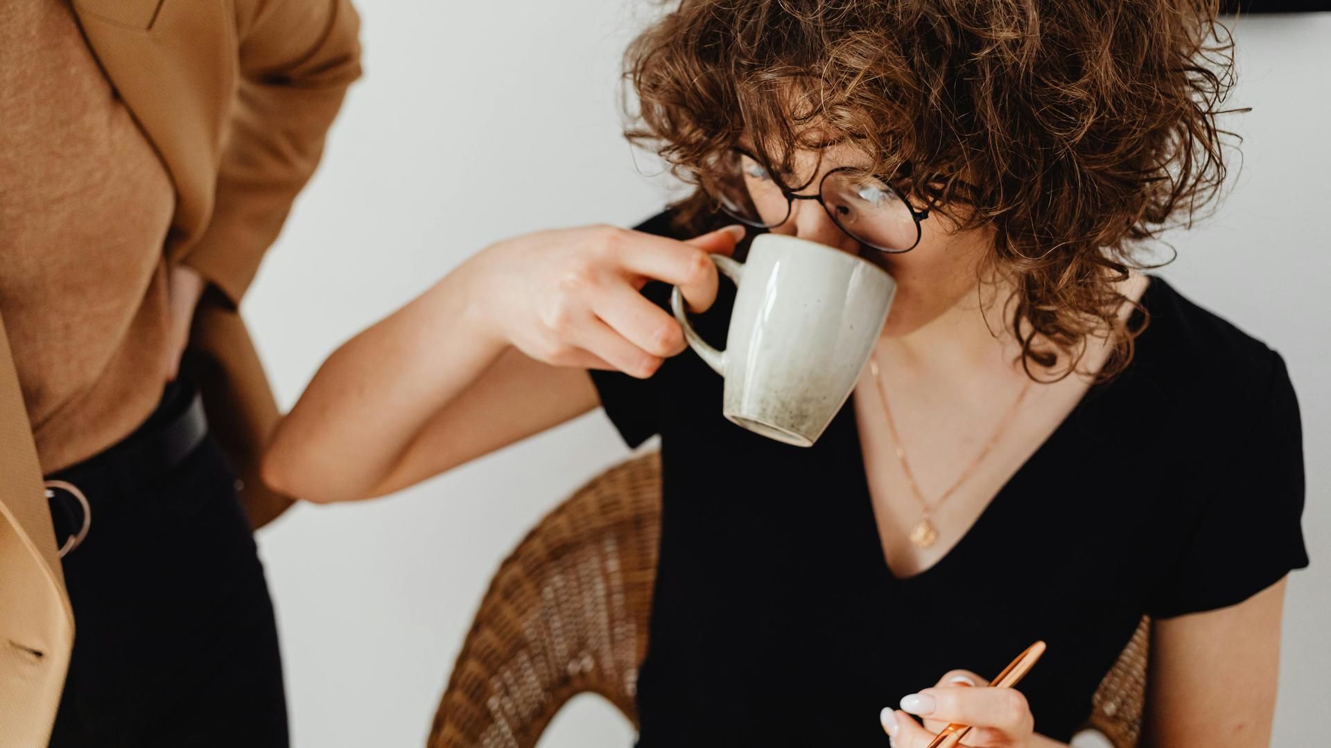 Una mujer tomando café Una mujer tomando café