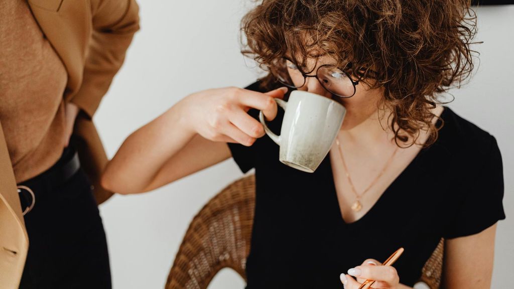 Una mujer tomando café