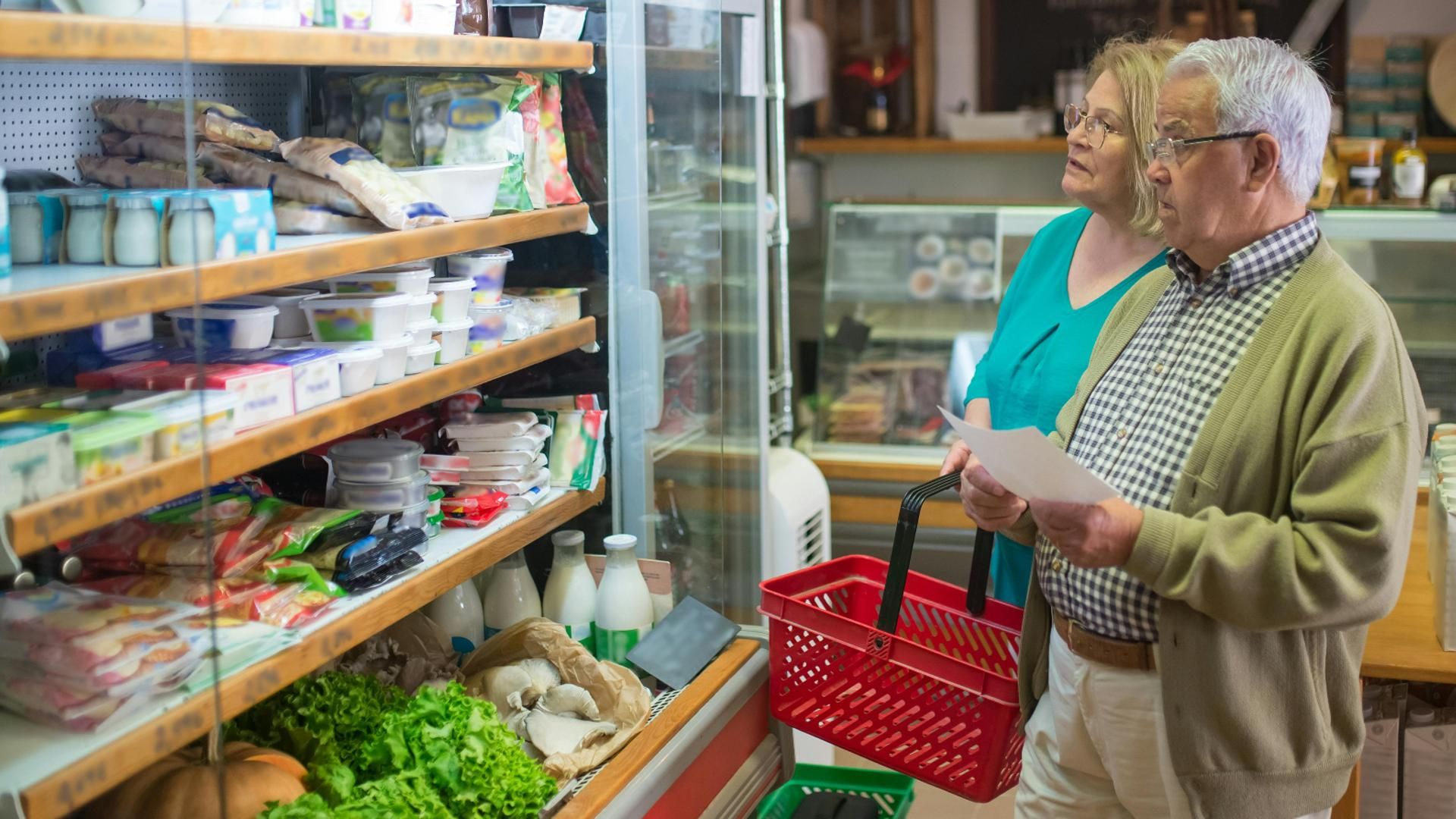 Una pareja haciendo la compra