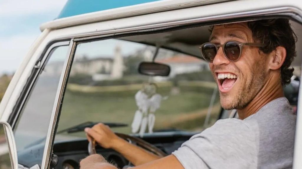 Usando gafas de sol al volante