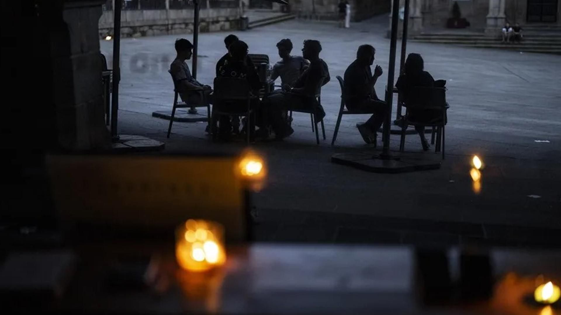 Varias personas en la terraza de un bar  durante el apagón eléctrico en Ourense.