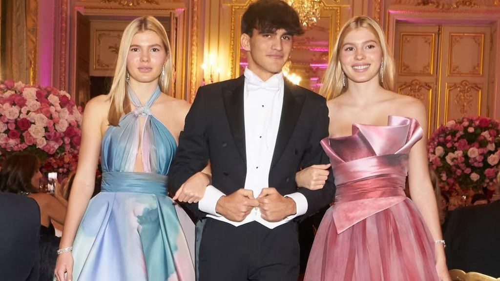 Victoria y Cristina, junto a su primo Niccolo Iglesias