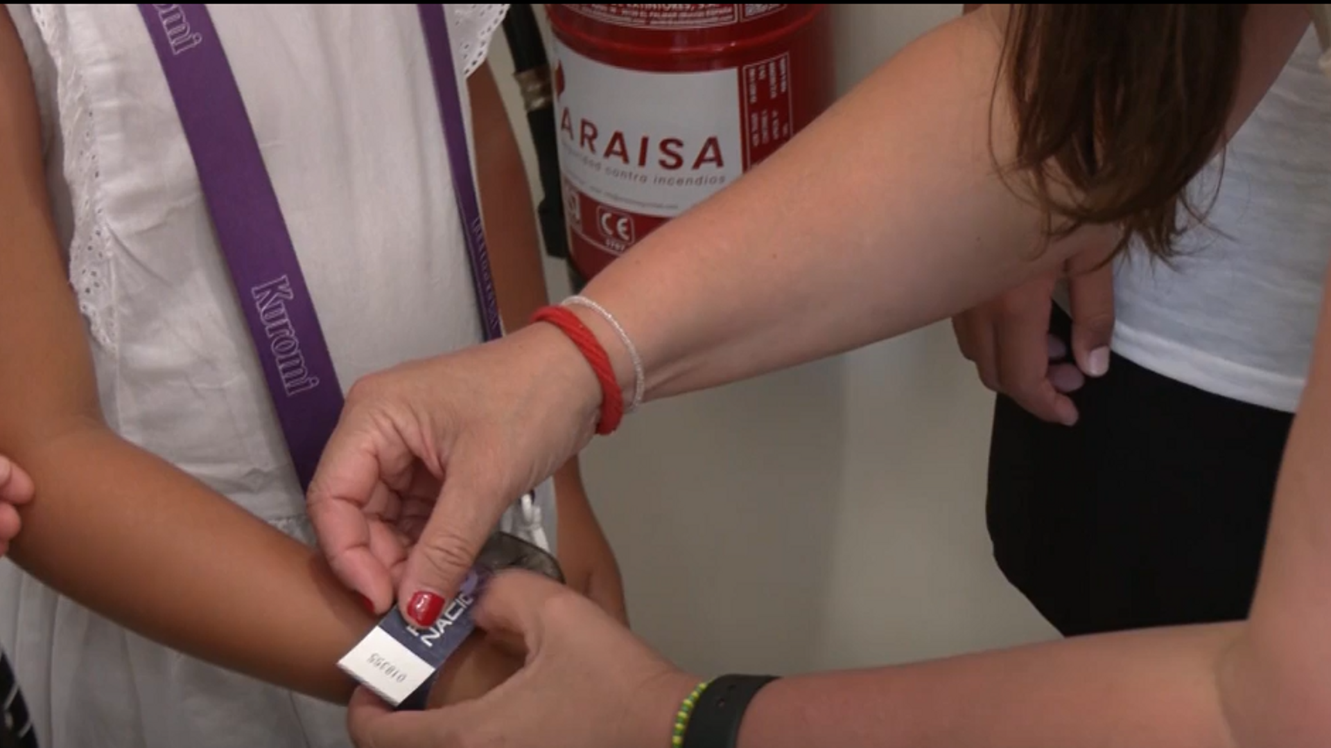 Así son las pulseras que recomienda la Policía para evitar que los menores se pierdan este verano