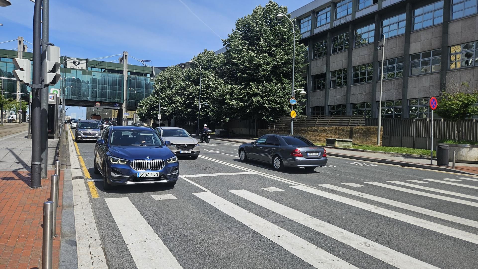 Coches circulan en los alrededores de uno de los accesos a Bilbao
