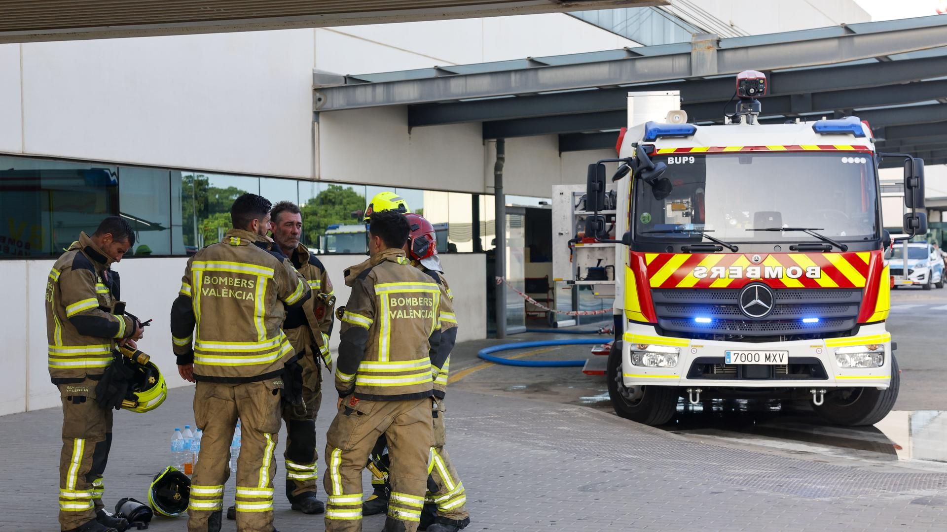Efectivos del cuerpo de bomberos en el hospital La Fe de Valencia, donde un hombre ha causado un incendio en la planta de Psiquiatría