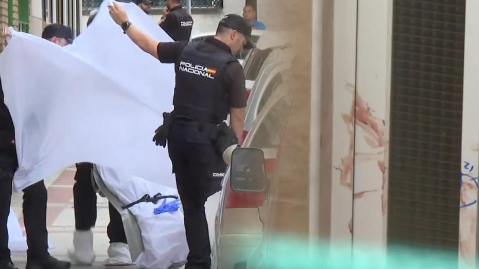 La mujer asesinada en Getafe intentó escapar por la puerta: el hombre la cogió y la arrastró al patio interior