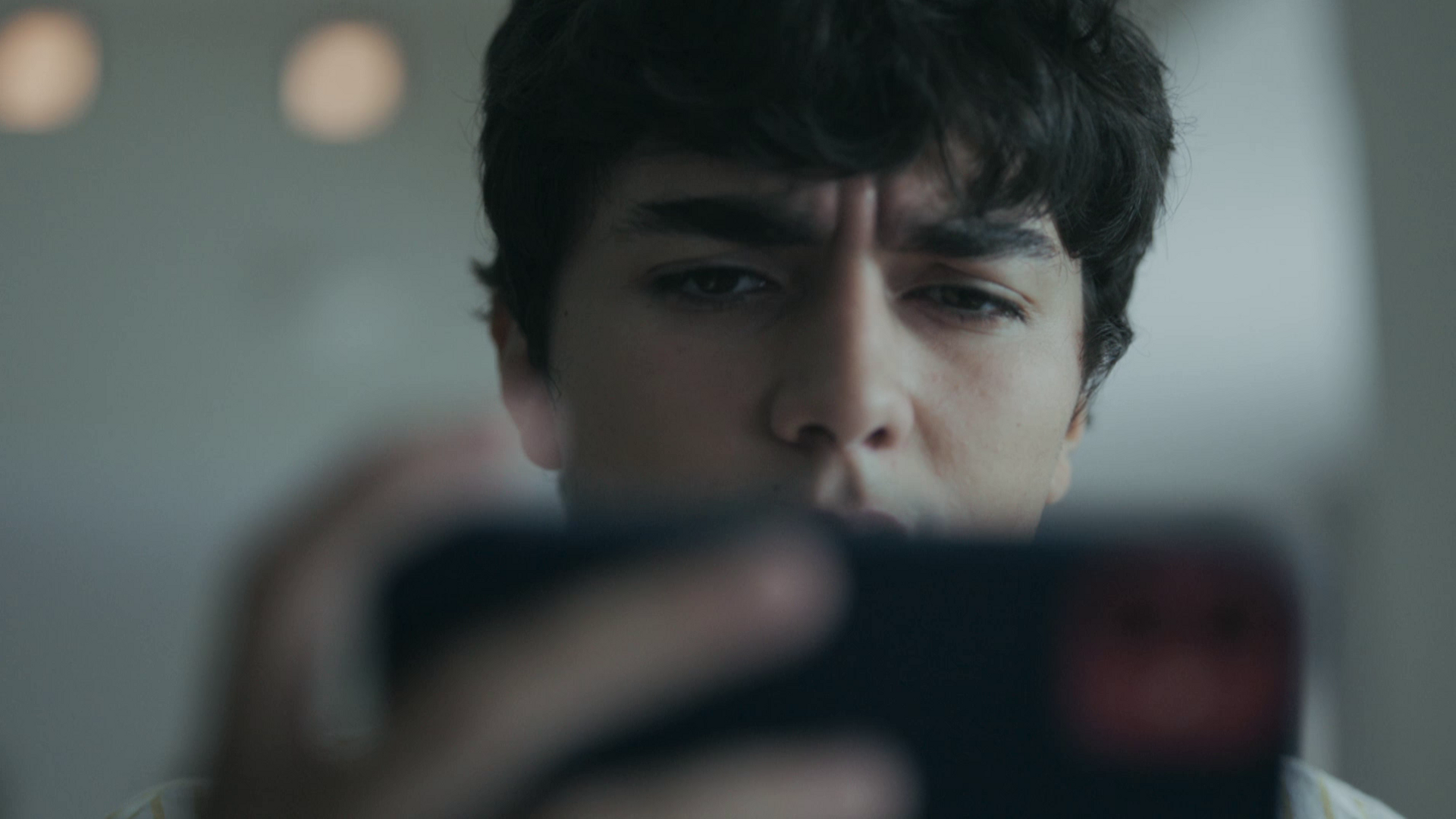 El equipo consigue localizar al hijo de Carmen en Qatar y ella le manda un esperanzador mensaje