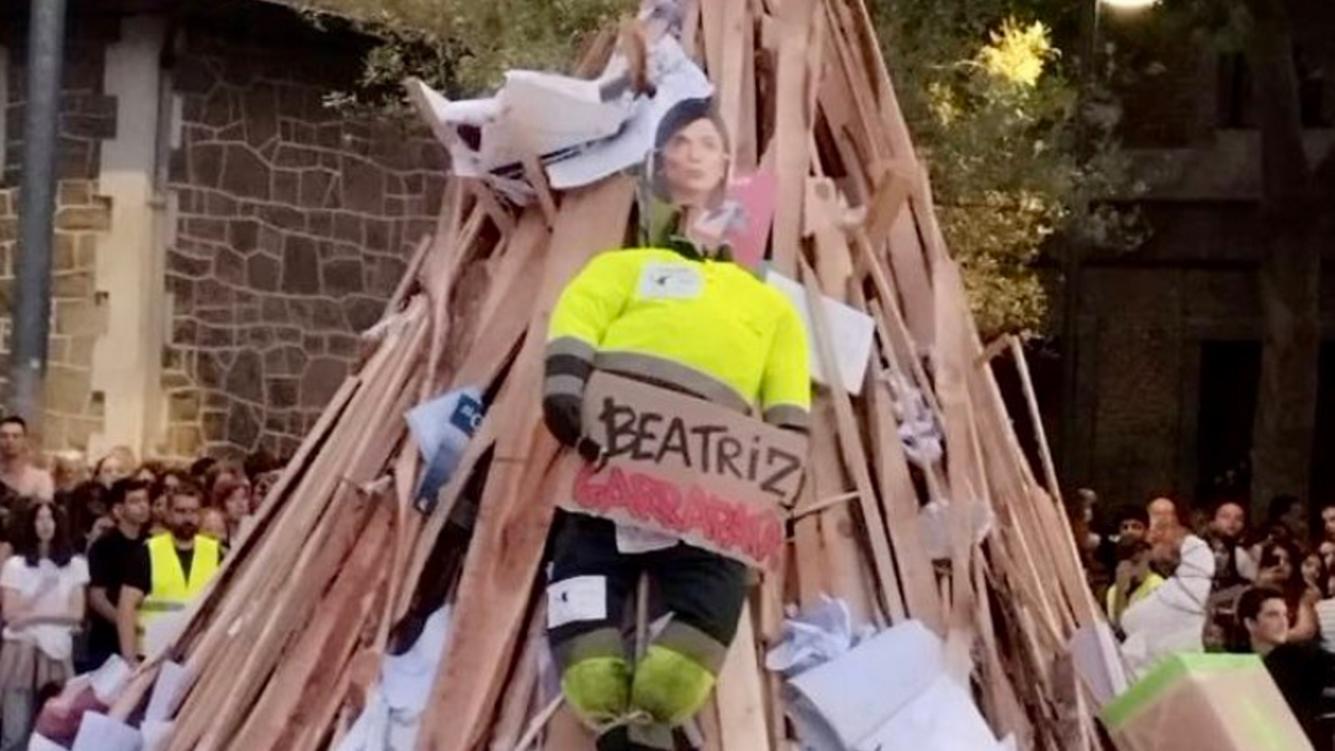 El muñeco quemado iba vestido con el uniforme de jardinero y en la cara llevaba una foto de Beatriz Artolazabal