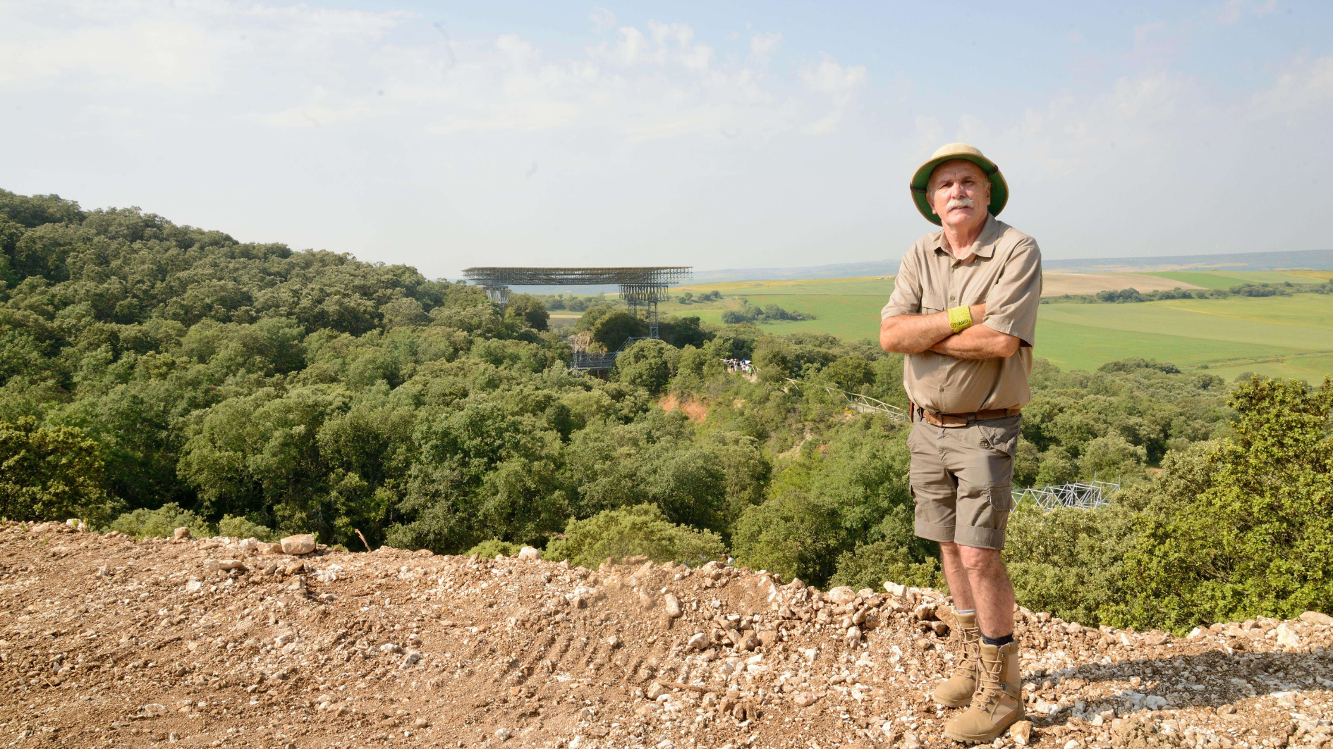 Eudald Carbonell, con el yacimiento de Atapuerca al fondo