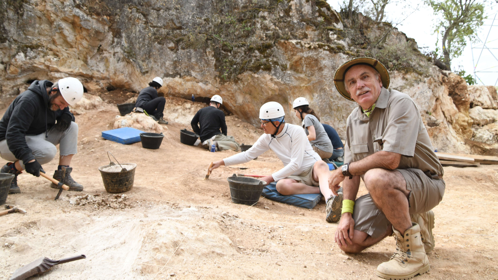 Eudald posa junto a algunos de los trabajadores de Atapuerca