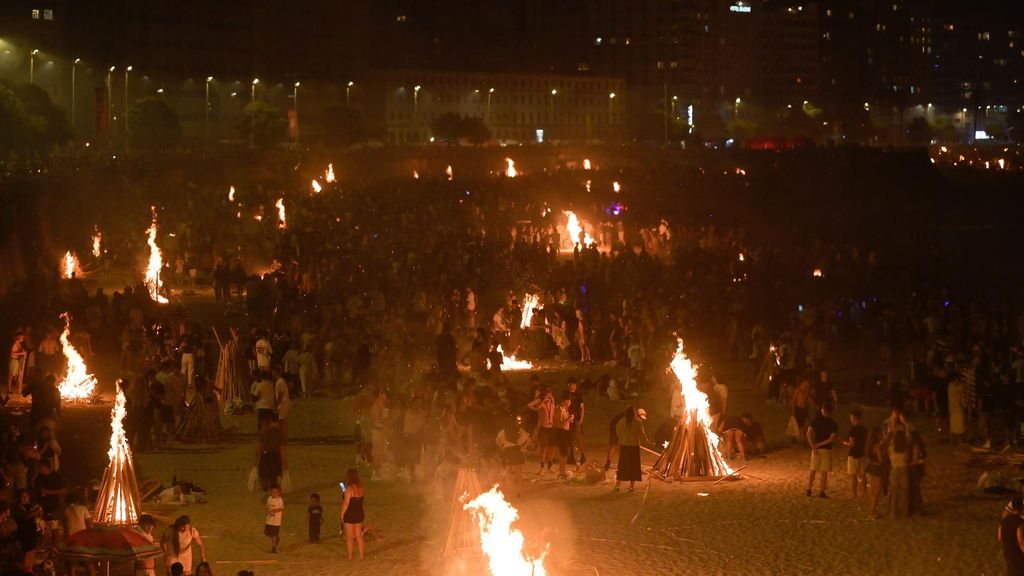 Hogueras de San Juan 2025: miles de personas celebran la noche más mágica del año por las playas de toda España