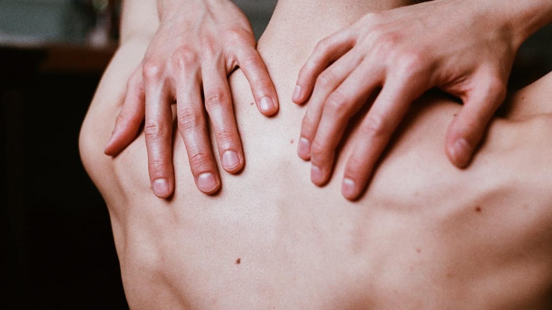 Hombre con dolor en la espalda