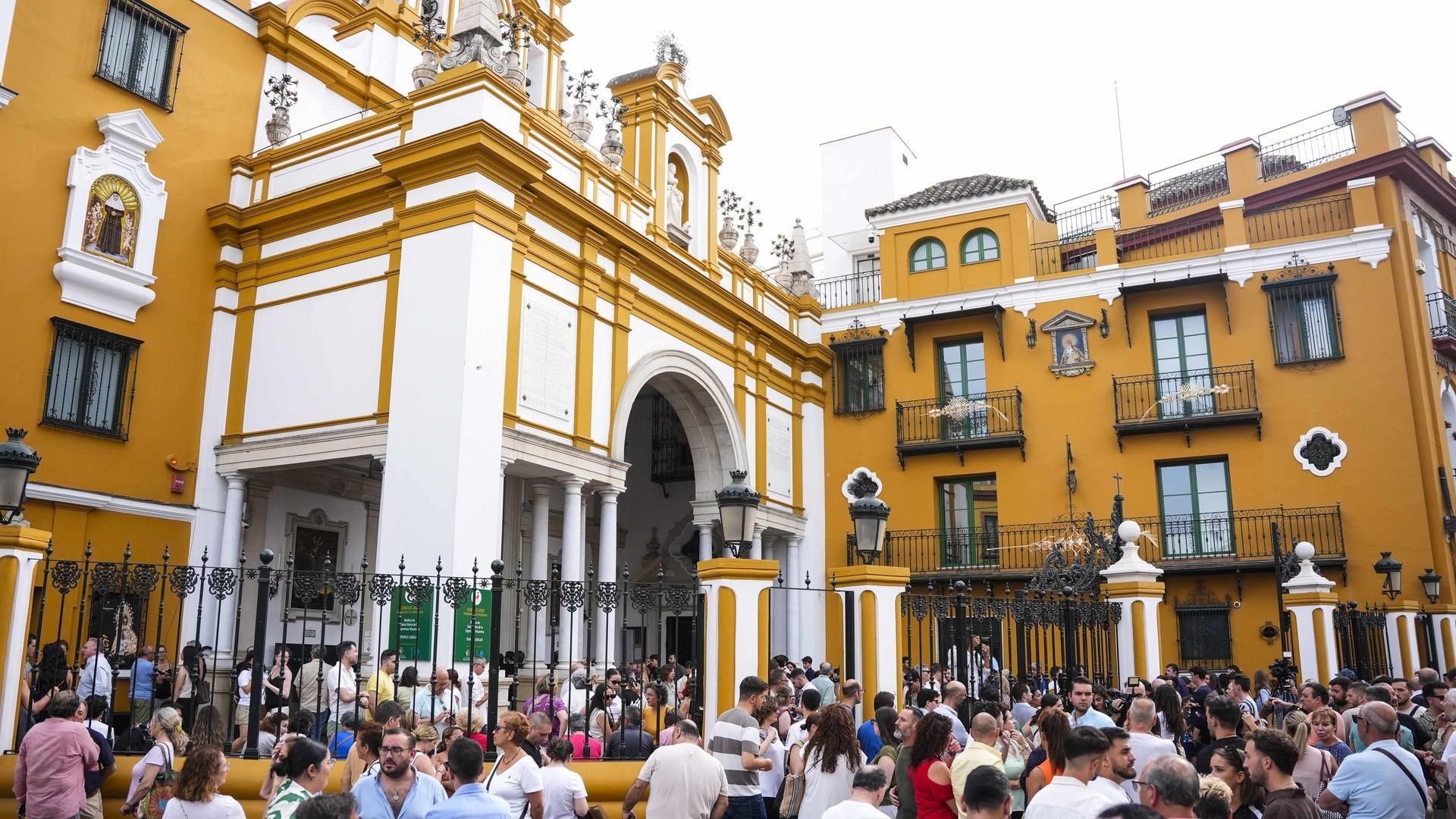 Imágenes de la concentración promovida por hermanos, fieles y devotos tras la polémica actuación de mantenimiento y conservación a Nuestra Señora de la Esperanza.