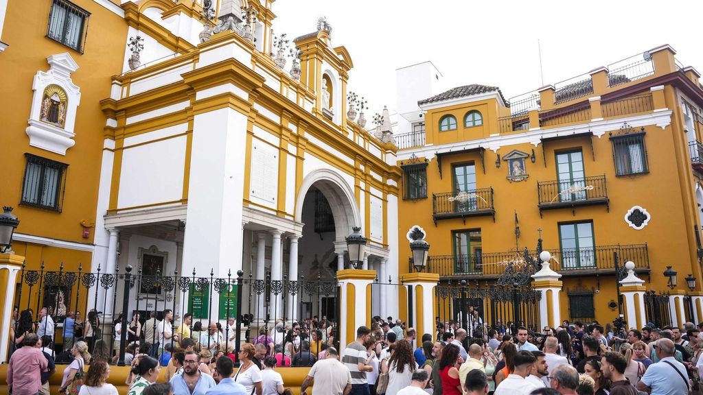 Imágenes de la concentración promovida por hermanos, fieles y devotos tras la polémica actuación de mantenimiento y conservación a Nuestra Señora de la Esperanza.