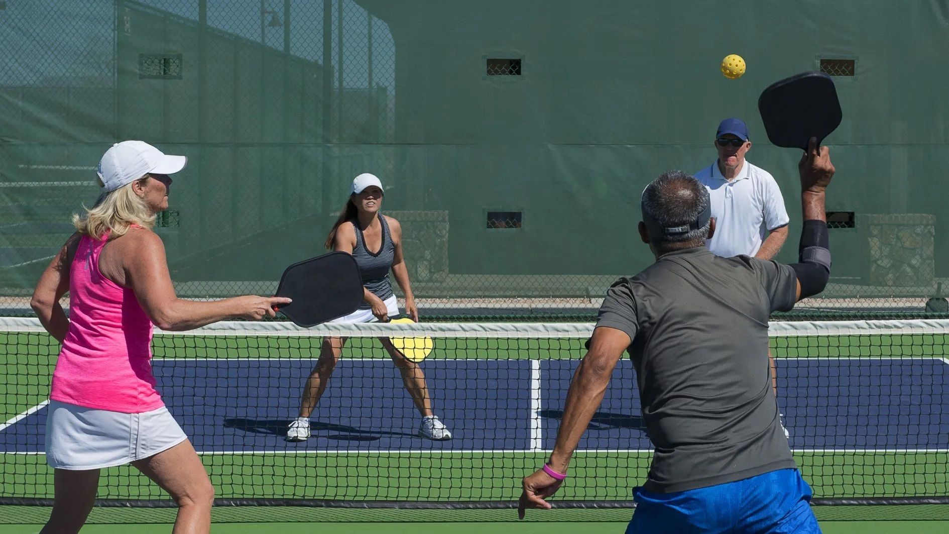 Jugadores de pickleball en pleno partido